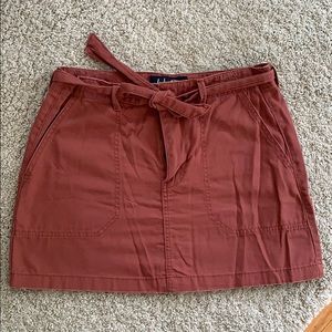 Fitted light burgundy fitted skirt with tie